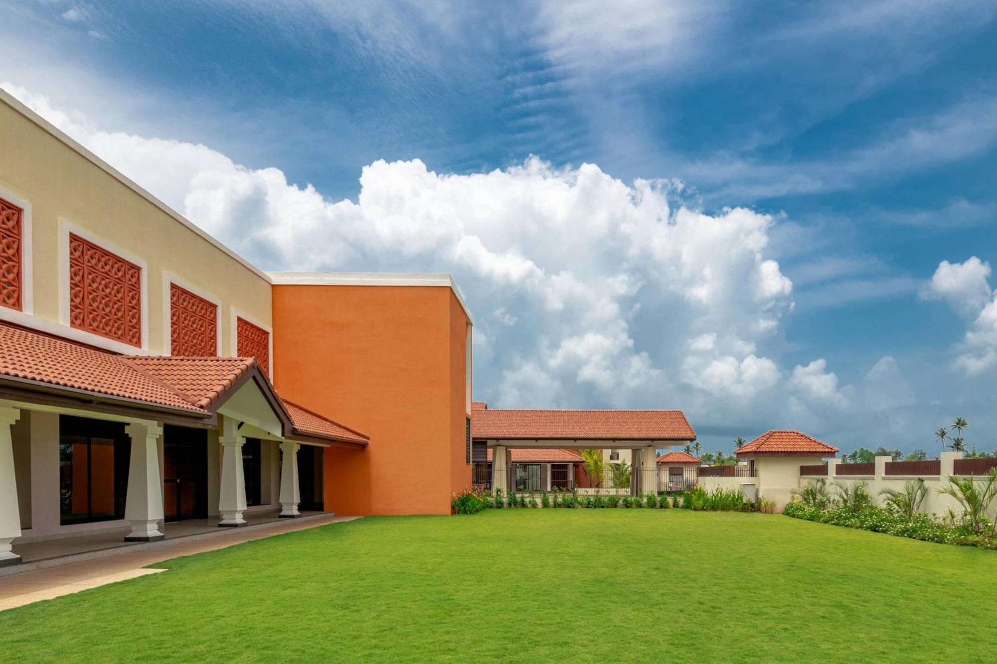 Fairfield By Marriott Goa Benaulim Hotell Exteriör bild